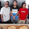 Marshall Islands Basketball Federation’s Rickiano Antibas, third from left, delivered pizzas to the College of the Marshall Islands IT to thank them for helping during the BOMI 17th Ralik Ratak Shootout Basketball Tournament. From left: Dallas Tiberke, Bo